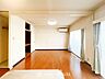 室内：家族と過ごすひと時を溢れる光が優しく包み込むリビングダイニング。