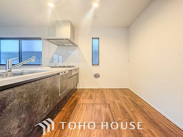 機能的で使い勝手のよさそうなキッチン。明るく清潔感があります。