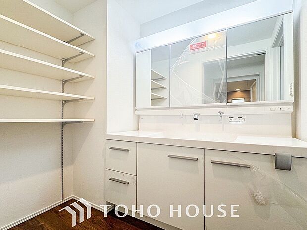 洗面台・洗面所パウダールームはナチュラルな雰囲気で清潔な印象。