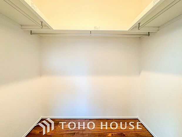 衣類だけでなく大きな荷物も収納でき、お部屋がすっきりします。