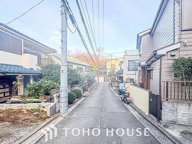 前面道路含む現地写真『快適』は「家」と「街」と「環境」が調和した時に訪れるだと改めて感じさせてくれます。