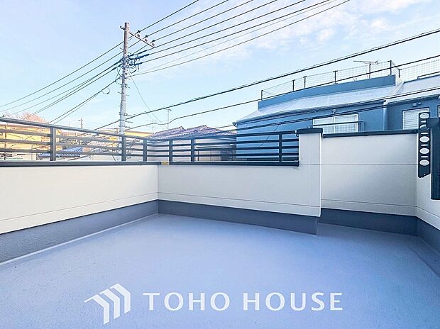 暮らしの中で光と風を演出してくれるバルコニー。