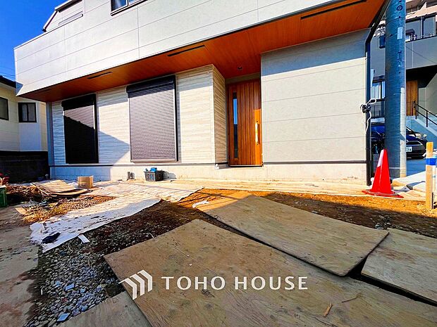 住む人や訪れる人やさしくエスコートする玄関アプローチ。