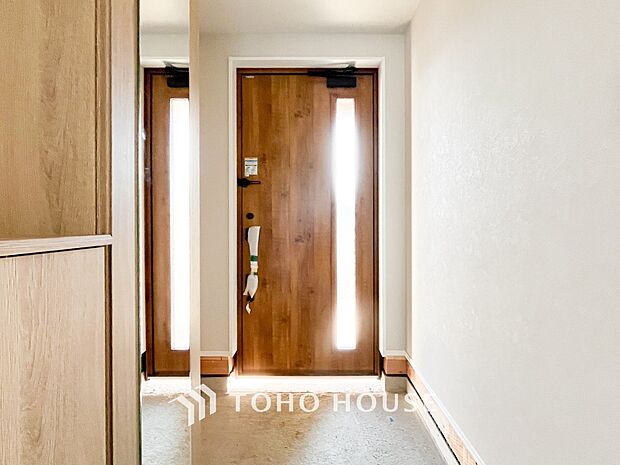 ウッディな自然の香りがしそうな玄関は住む人の優しさを滲ませています。