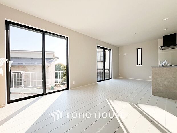 太陽の恵みを一気に受けた明るくあたたかいお住まい。吹きぬける風を感じながら爽やかで風通しの良い暮らし。