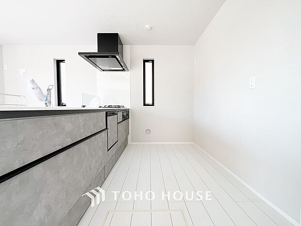 明るい自然光が入る対面キッチン。家族そろってキッチンに立っても調理しやすい余裕の広さ。