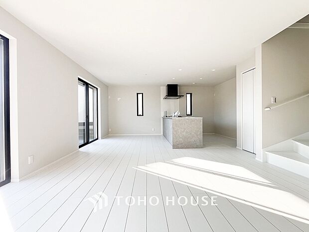 やわらかな陽射しがふりそそぎ、室内に開放感と爽快感をもたらします。