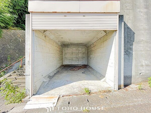 大切なお車を雨や風から守ってくれる地下車庫付です。