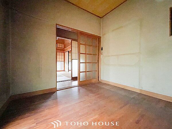 明るく開放的な空間が広がるLDK。室内には豊かな陽光が注ぎ込み、爽やかな住空間を演出。