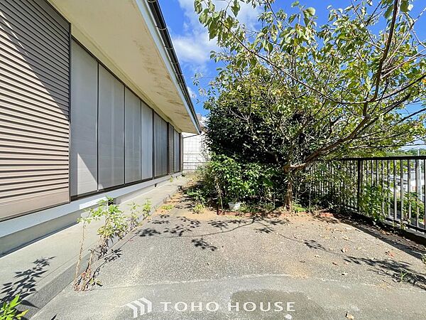 広いお庭はガーデニングや家庭菜園などが楽しめます。