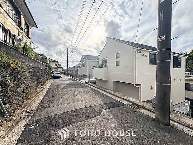 前面道路含む現地写真『快適』は「家」と「街」と「環境」が調和した時に訪れるだと改めて感じさせてくれます。