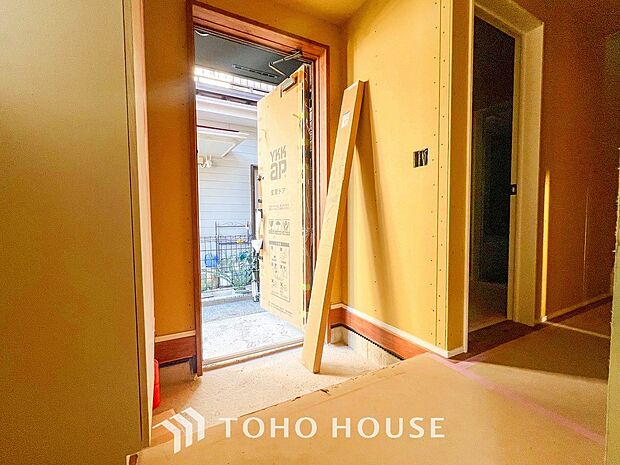 居住者の帰り、訪れる方を優しく迎えてくれる開放感のある玄関。