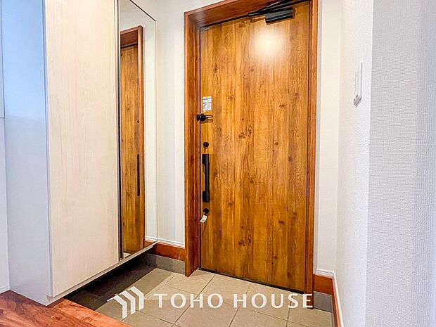 帰り着くたびに洗練されたテイストの空間に迎えられ誇りと喜びを感じる玄関まわりです。