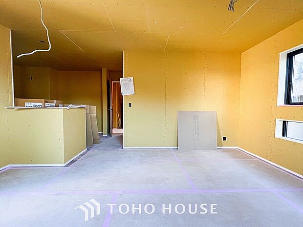 やわらかな陽射しがふりそそぎ、室内に開放感と爽快感をもたらします。