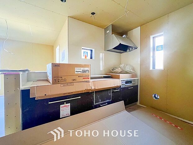 明るい自然光が入る対面キッチン。家族そろってキッチンに立っても調理がしやすい余裕の広さ。