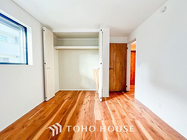 穏やかな風と陽光を導き、プライバシーに配慮された設計プランを採用し、居住性を一段と心地よいものにしています。