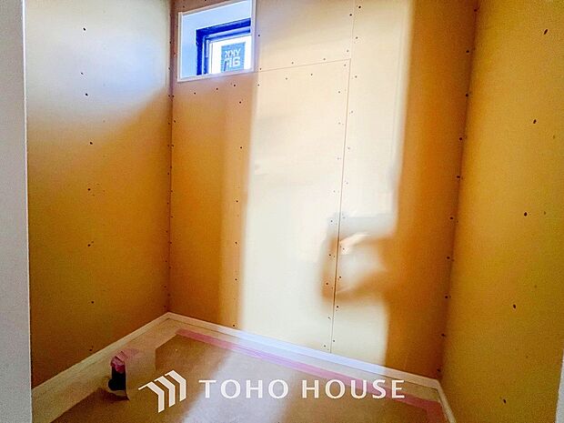 換気と明るさに配慮した清潔感溢れるトイレ。落ち着いた空間で安らぎのひとときをお過ごしいただけます。