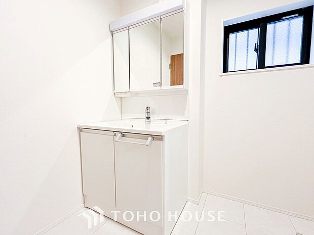 洗面台・洗面所パウダールームはナチュラルな雰囲気で清潔な印象。