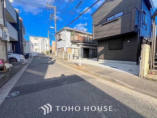 前面道路含む現地写真『快適』は「家」と「街」と「環境」が調和した時に訪れるだと改めて感じさせてくれます。