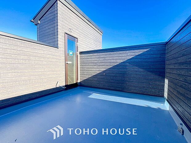 暮らしの中で光と風を演出してくれるバルコニー。