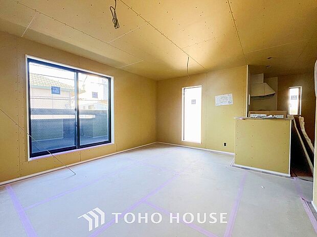 あたたかい日差しがたっぷり降り注ぐLDKは自然と家族の顔があかるい笑顔に。