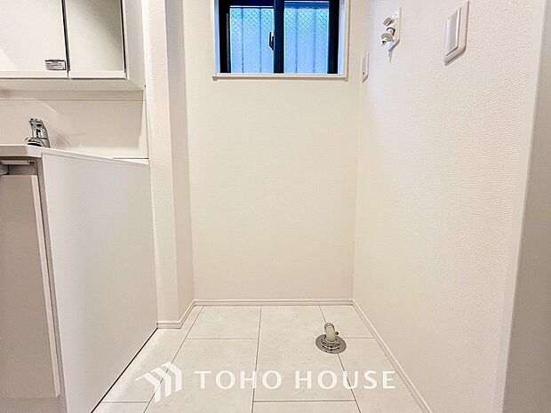 洗濯機を配置しても十分なスペースを確保しております。