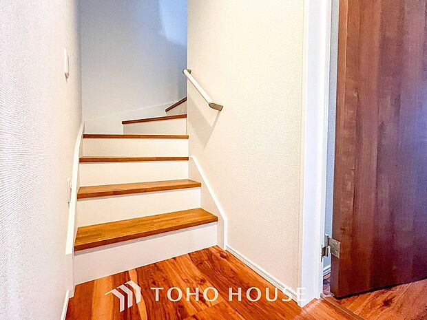 パブリックゾーンとプライベートゾーン繋ぐ階段。豊かな陽光が注ぎ込み、爽やかな住空間を演出。