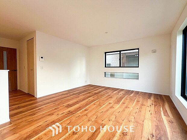 忙しい朝でも、しっかり家族が揃って食事をして頂けるゆとりある大きさのダイニングスペース。