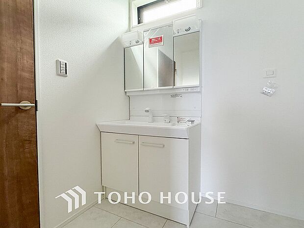 洗面台・洗面所パウダールームはナチュラルな雰囲気で清潔な印象。