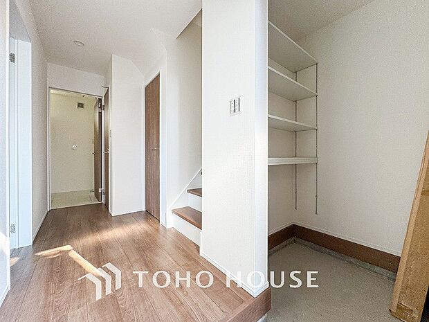 上質感漂う廊下。居住者の帰り、訪れる方を優しく迎える・安らぎに満ちた生活空間を予感させる。