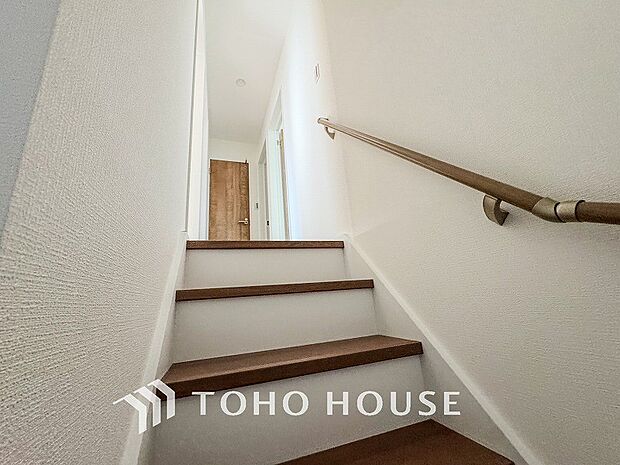 階段にはお子様やお年寄りに安心な手すりをご用意。