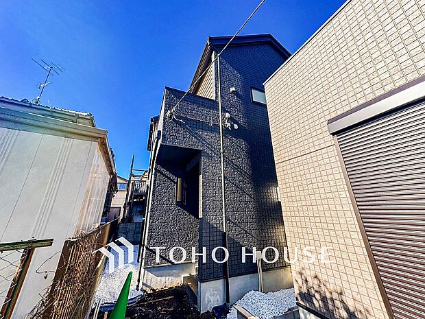 住む人や訪れる人やさしくエスコートする玄関アプローチ。