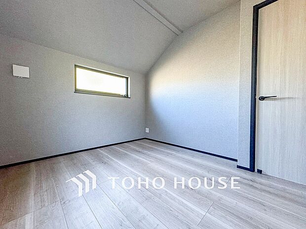 一日の疲れをいやしてくれる主寝室。自分時間を快適に過ごすプライベートルーム。