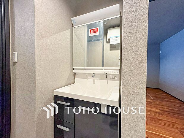 洗面台・洗面所パウダールームはナチュラルな雰囲気で清潔な印象。