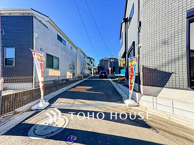 前面道路含む現地写真『快適』は「家」と「街」と「環境」が調和した時に訪れるだと改めて感じさせてくれます。