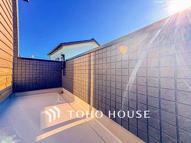 暮らしの中で光と風を演出してくれるバルコニー。