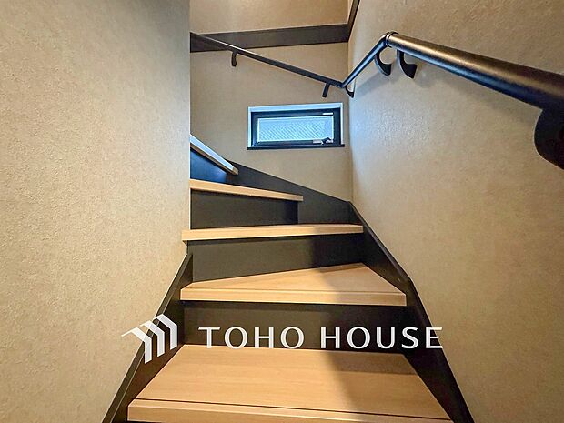 階段にはお子様やお年寄りに安心な手すりをご用意。