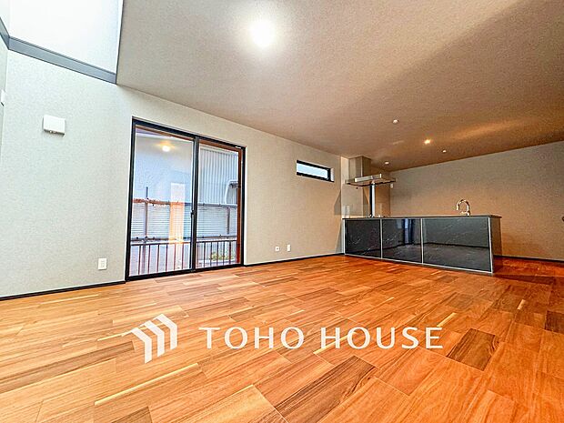 家族と過ごすひと時を溢れる光が優しく包み込むリビングダイニング。