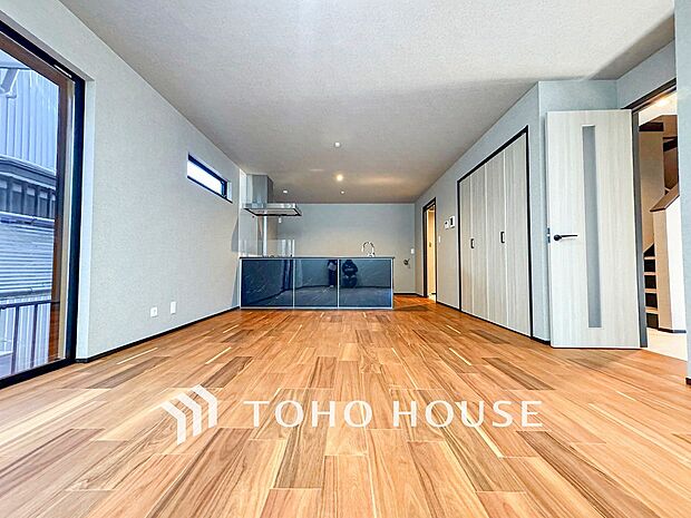 明るく開放的な空間が広がるLDK。室内には豊かな陽光が注ぎ込み、爽やかな住空間を演出。