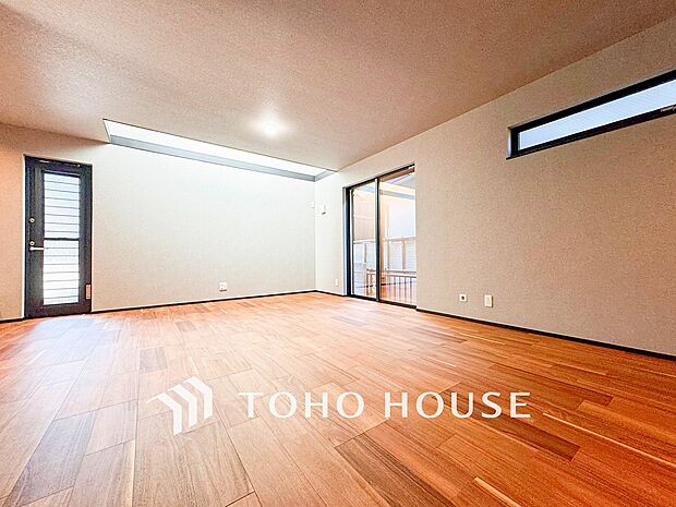 光と風があふれる開放的なリビングダイニングには自然と家族みんなが集まってきます。