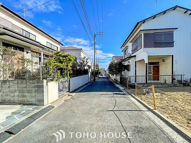 前面道路含む現地写真『快適』は「家」と「街」と「環境」が調和した時に訪れるだと改めて感じさせてくれます。