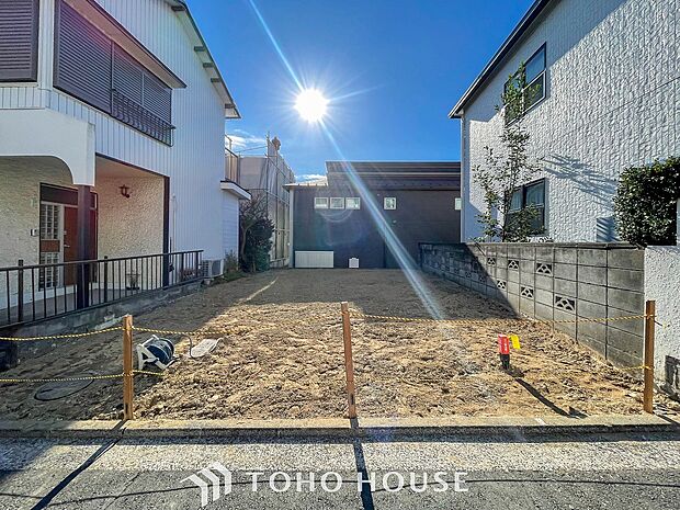 閑静な住宅街の陽当りに恵まれた土地で寛ぎに満ちた生活を。