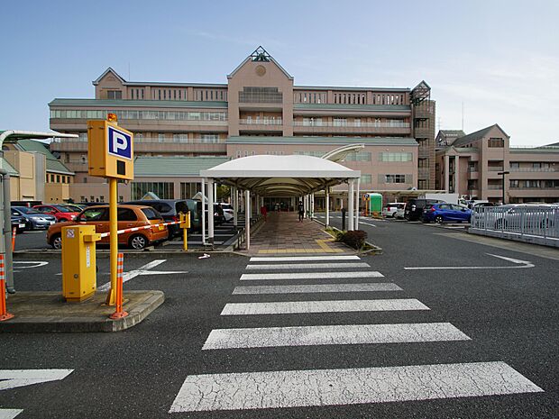 とても静かで広く、キッズスペースもあり、折り紙コーナー、図書室などがある。こどものための心強い病院。