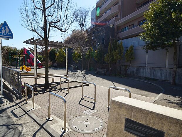 閑静な住宅街にある小さな公園。小さいながらも遊具が揃う公園です。近くに幼稚園やマンションがあり子供たちが楽しく遊んでいます。