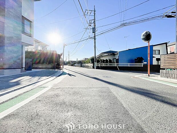 前面道路含む現地写真『快適』は「家」と「街」と「環境」が調和した時に訪れるだと改めて感じさせてくれます。