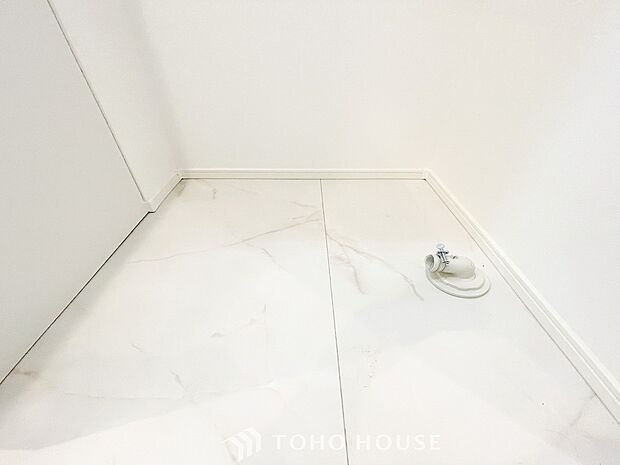 洗濯機を配置しても十分なスペースを確保しております。