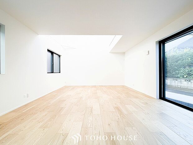 光と風があふれる開放的なリビングダイニングには自然と家族みんなが集まってきます。