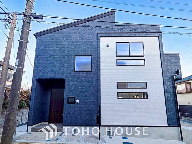 住む人や訪れる人やさしくエスコートする玄関アプローチ。
