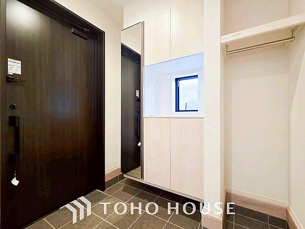 落ち着いた色を基調としていて、明るく優しい玄関となっています。