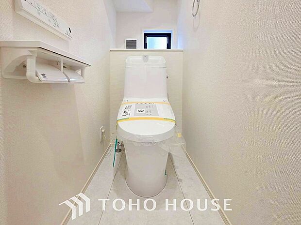 換気と明るさに配慮した清潔感溢れるトイレ。落ち着いた空間で安らぎのひとときをお過ごしいただけます。